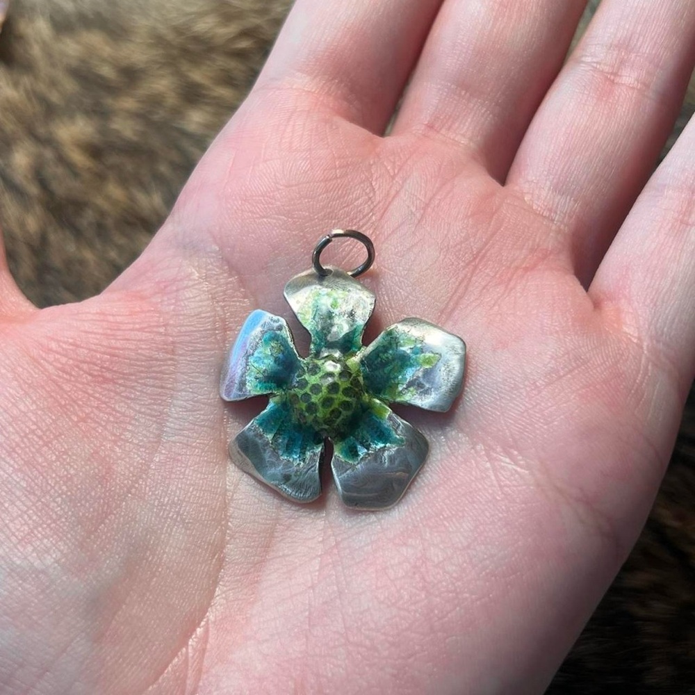 Vintage 1979 English enamel flower pendant